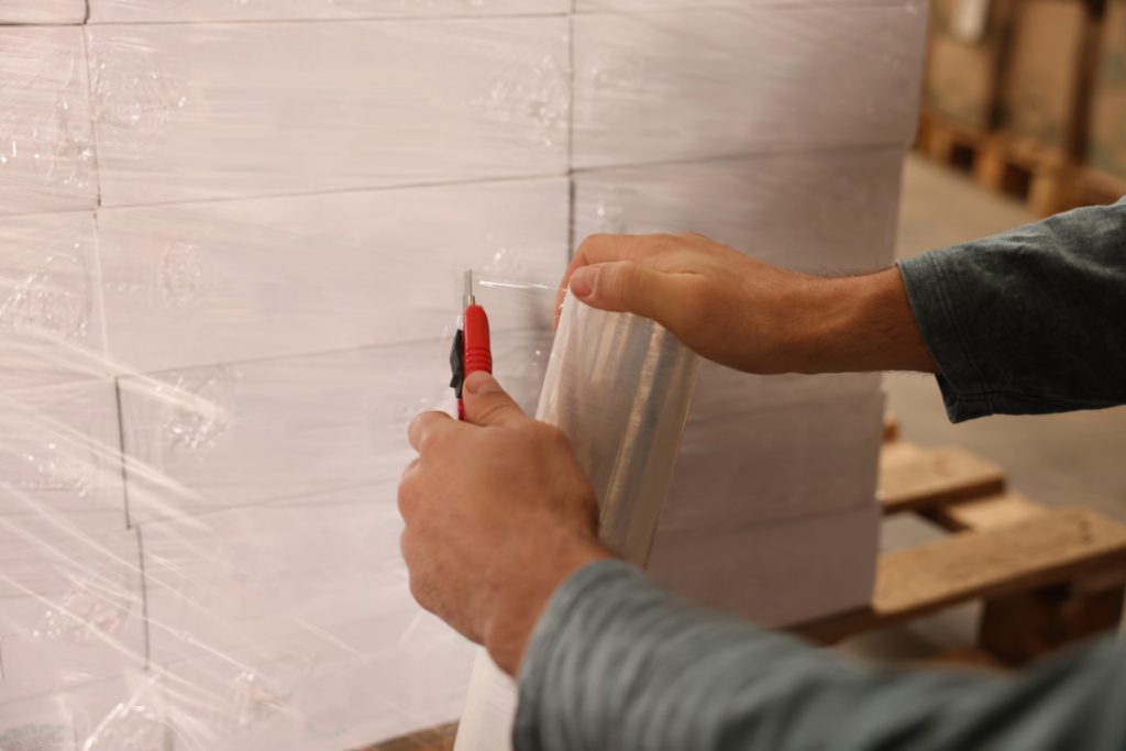 آموزش پیچیدن استرچ دور پالت در 7 مرحله به صورت دستی 3 استرچ را از پایین به بالا بپیچید