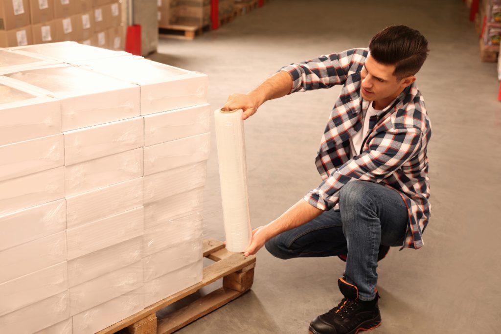 آموزش پیچیدن استرچ دور پالت در 7 مرحله به صورت دستی 1 یک پالت مناسب و سالم انتخاب کنید