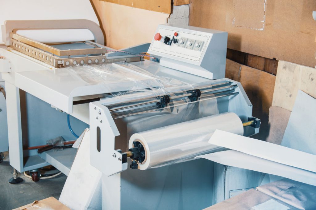 مقایسه شیرینک و استرچ در بسته بندی پالت 1 بسته بندی محصولات با دستگاه شیرینگ